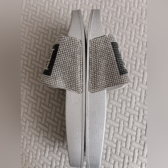 True Religion Slides - Picture 7 of 10